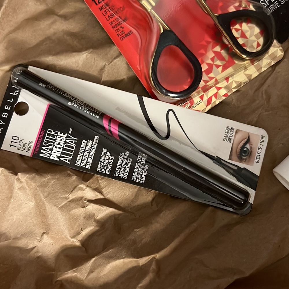 Makeup Bundle - Picture 2 of 5